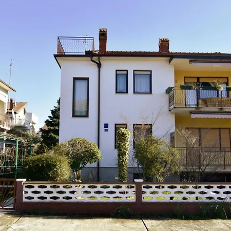Spacious With Parking דירה *