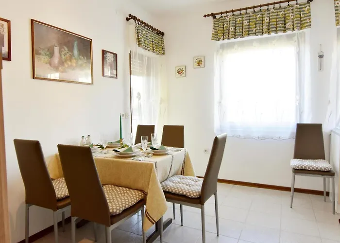 Spacious With Parking *