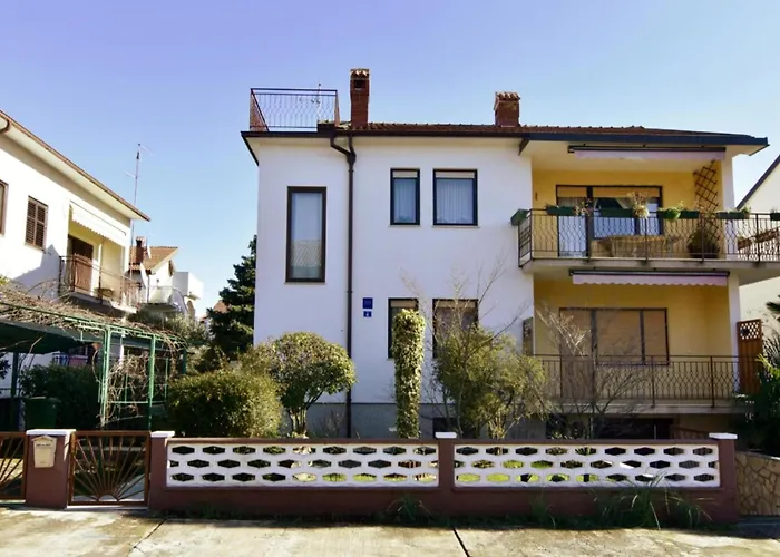 Spacious With Parking Apartman *