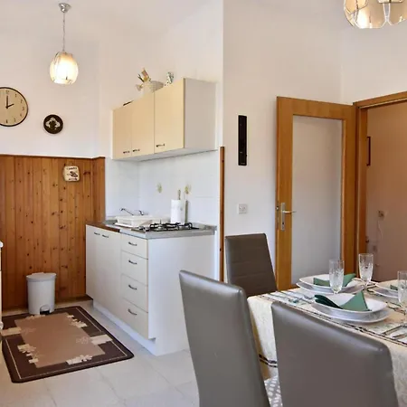 Spacious With Parking Умаг