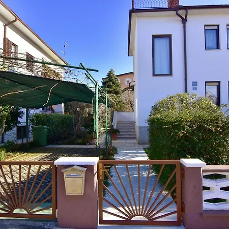 Appartamento Spacious With Parking Umago