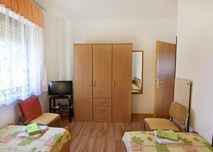 Spacious With Parking *